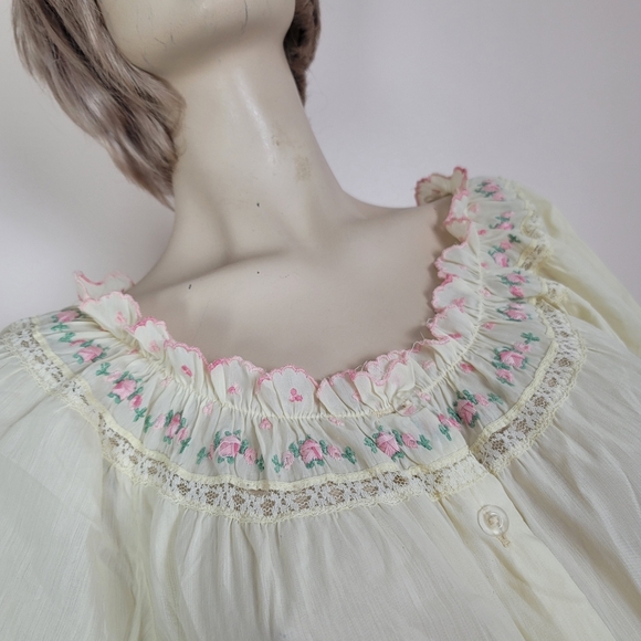Vintage embroidered nightgown size small/medium - Picture 10 of 11